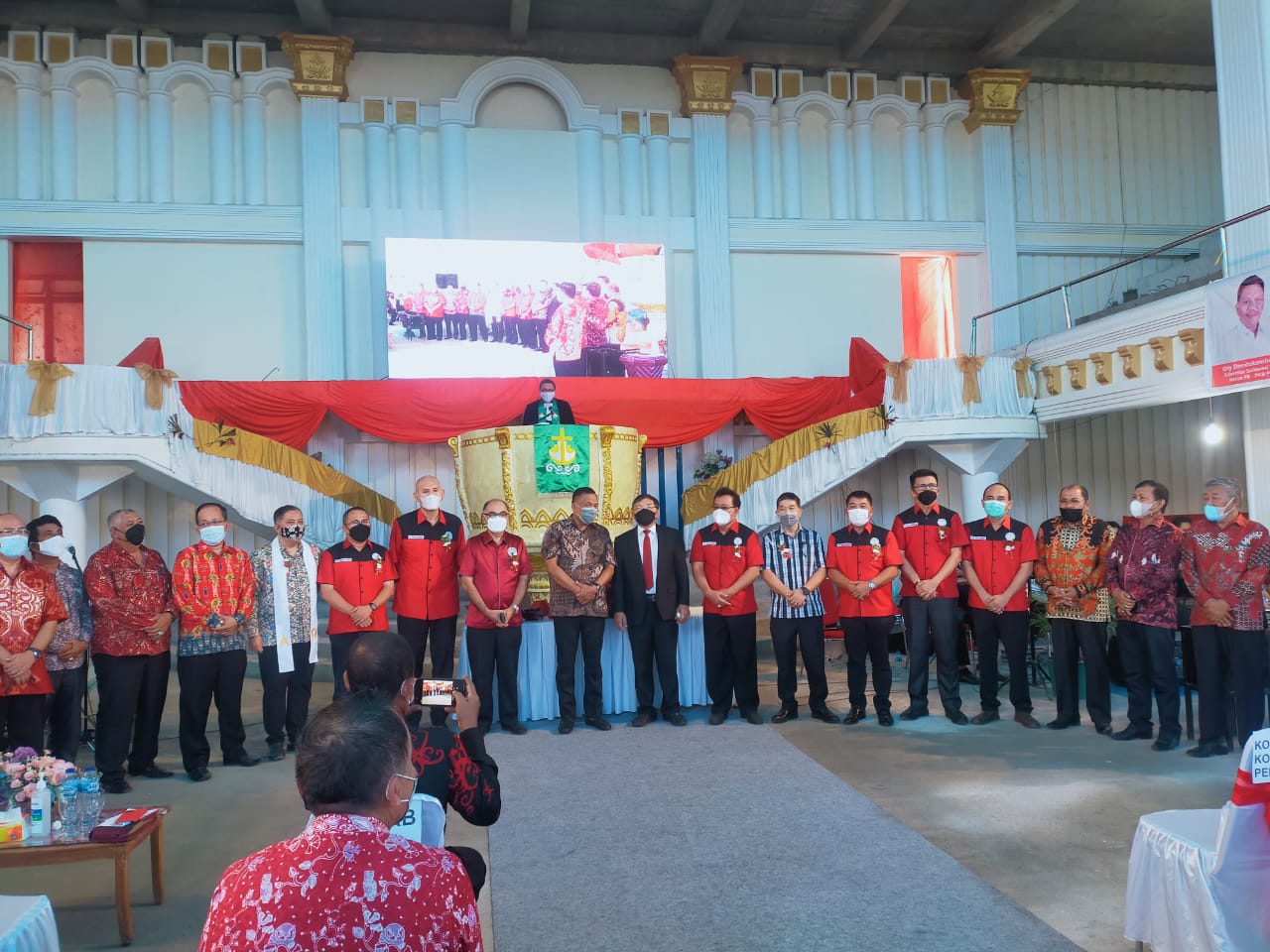 Puji-pujian Ketua FK PKB PGI Olly Dondokambey, Ketua BPMS GMIM Pdt Hein Arina, dan Pria/Kaum Bapa Sinode GMIM, Minggu (30/5/2021), di Gereja Masehi Injili di Minahasa (GMIM) Getsemani Sario Kotabaru (Sakobar) Manado. (Foto Eklesia Paat/MP)