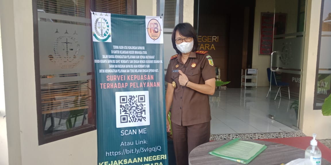 Kajari Minut Fanny Widyastuti menunjukkan barcode aplikasi SCAN ME yang disiapkan untuk menerima aduan masyarakat.