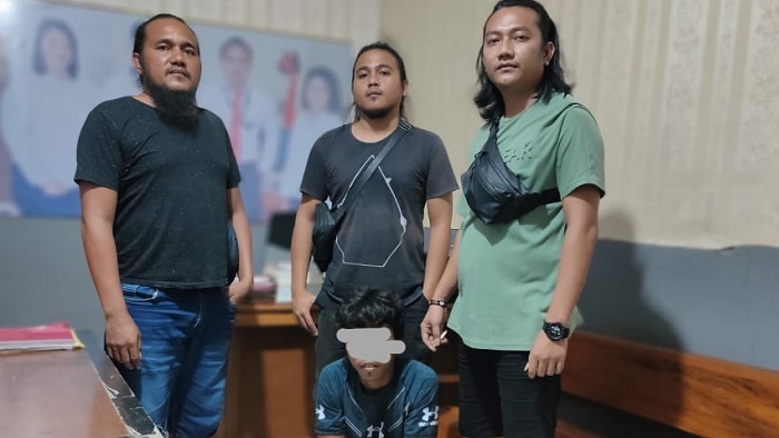 Pelaku pencurian saat digelandang Resmob Mata Merah ke Polres Kepulauan Talaud. (Dok Resmob Mata Merah)