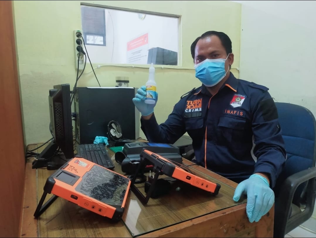 Banit Identifikasi Ditreskrimum Polda Sulut Brigadir Polisi Junias diwawancarai di ruang kerjanya. Junias turut menunjukkan peralatan/bahan yang membantu proses pengungkapan jasad Ferry Kalesaran yang ditemukan di Desa Koha, Minahasa.