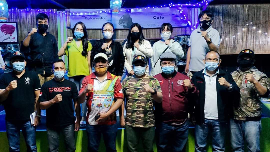 Ketua Persatuan Olahraga Menembak Indonesia (Perbakin) Kota Tomohon Ir Miky Junita Linda Wenur (MJLW) MAP (belakang, ketiga dari kiri), usai rapat Perbakin Kota Tomohon di Bakusedu Cafe, Kelurahan Walian, Kecamatan Tomohon Selatan, Kota Tomohon, Sabtu (29