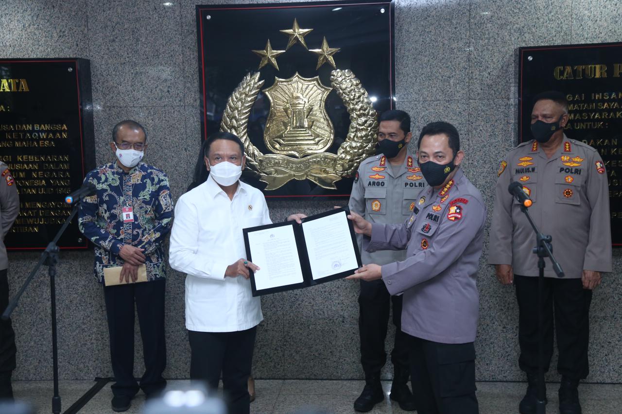 Kapolri Jenderal Listyo Sigit Prabowo resmi menerbitkan izin pertandingan sepak bola Liga 1 dan Liga 2 tahun 2021.