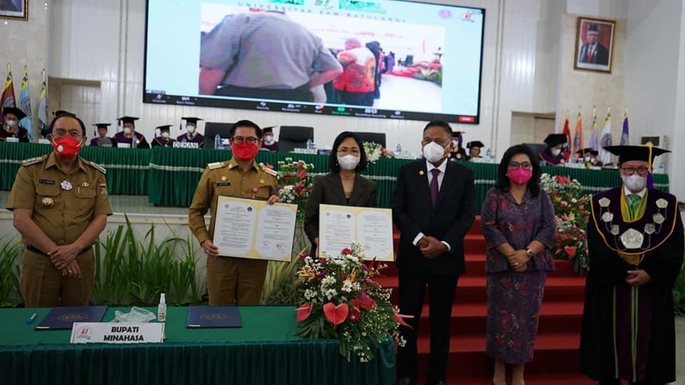 Bupati Joune Ganda melakukan penandatangan MoU bersama Rektor Unsrat Prof Ellen Kumaat di sela-sela Sidang Terbuka Senat dan Dies Natalies Fakultas Pertanian Unsrat Manado di Auditorium Unsrat Manado.