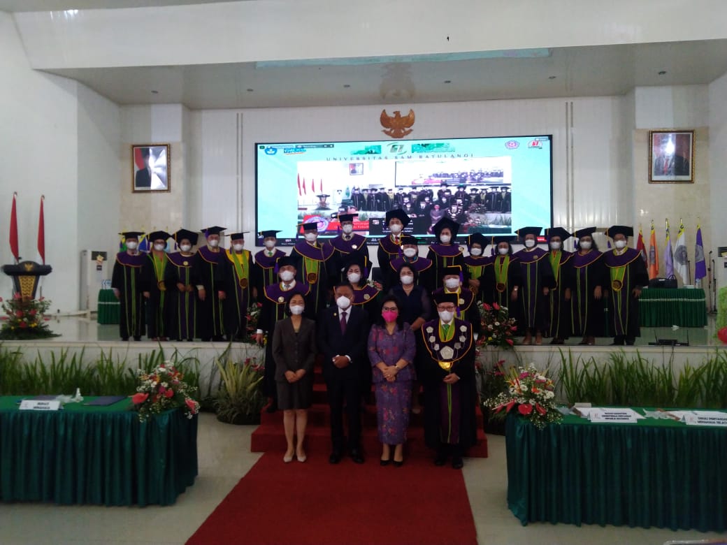 APRESIASI: Gubernur Sulut Olly Dondokambey didampingi Ketua TP-PKK Ir Rita Maya Dondokambey-Tamuntuan, bersama Rektor Unsrat Manado Prof Ellen Kumaat dan Dekan Fakultas Pertanian Prof Ir Robert Molenaar saat menghadiri kegiatan puncak Dies Natalis Fakulta