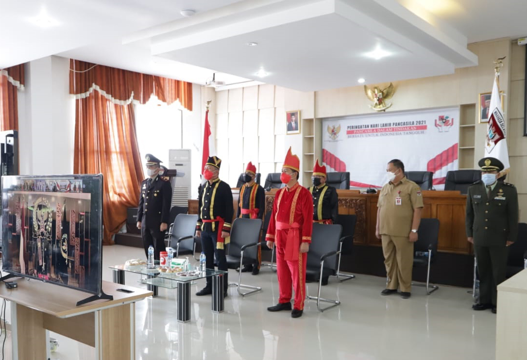 Berpakaian Adat Minahasa, jajaran Pemkab Minsel bersama Forkopimda mengikuti upacara virtual dalam rangka Hari Lahir Pancasila.