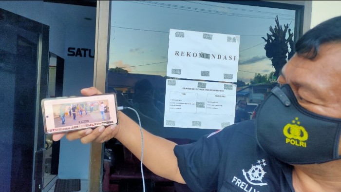 Kasat Reskrim Polres Bitung, Frelly Sumampouw saat menunjukan bukti massa yang diamankan sehat dan hanya diberi pembinaan