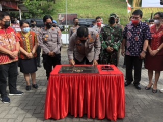 Kapolda Irjen Pol Nana Sudjana didampingi jajaran Forkopimda Minut melaunching pencanangan Wanua Talawaan Sadar Miras di Balai Desa Talawaan, Kecamatan Talawaan, Kamis (3/6).