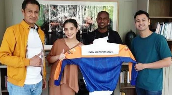 Boaz Solossa (kedua dari kanan) menegaskan Raffi Ahmad (kanan) dan Nagita Slavina (kedua dari kiri) didapuk sebagai Ikon PON XX Papua, bukan Duta. (Foto Instagram.com/@boazsolossa)