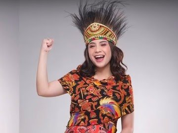 Nagita Slavina Tengker, artis berdarah Manado, Sulawesi Utara memakai Baju Adat Papua. (Foto: Youtube/RANSEntertainment)