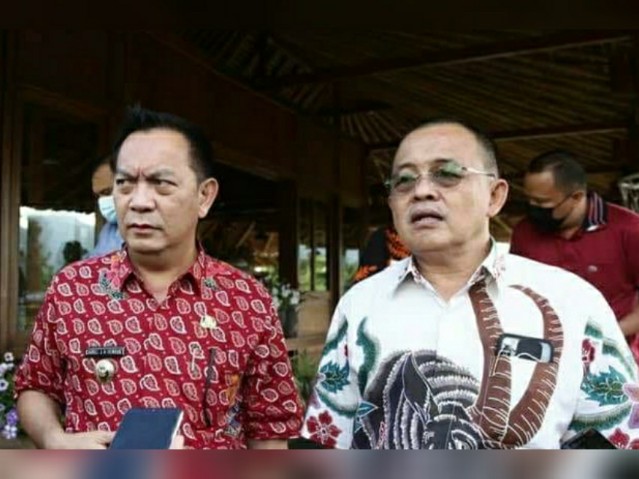 BERI PENJELASAN: CS-WL saat diwawancarai media soal pelaksanaan Selter Sekkot Tomohon. Dok Istimewa. 