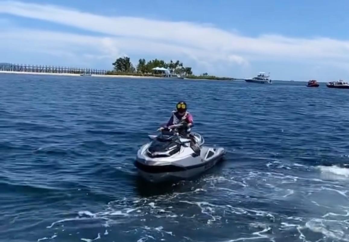 Puan Maharani memantau keindahan lokasi wisata di Minahasa Utara dengan jetski.