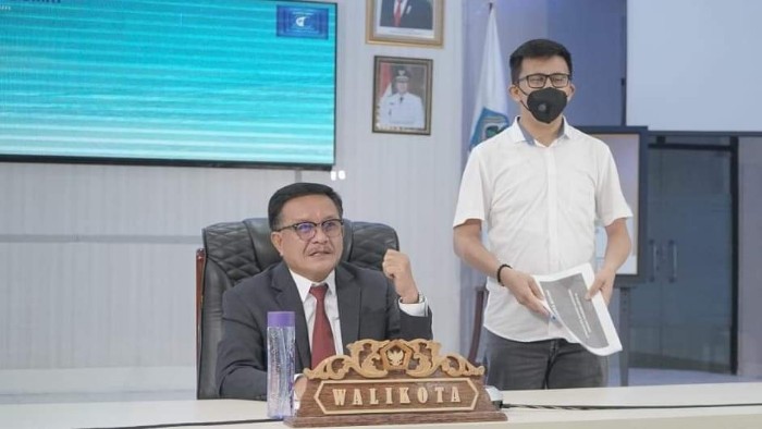 Wali Kota Bitung Maurits Mantiri, didampingi dr Pitter Lumingkewas, saat menjadi narasumber dalam webminar penanganan stunting