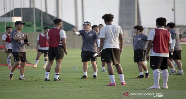 Pelatih Timnas Indonesia Shin Tae Yong (kelima dari kiri) memimpin latihan skuadnya di Dubai, Uni Emirat Arab, Kamis (20/5/2021). Foto: ANTARA/HO-PSSI/am
