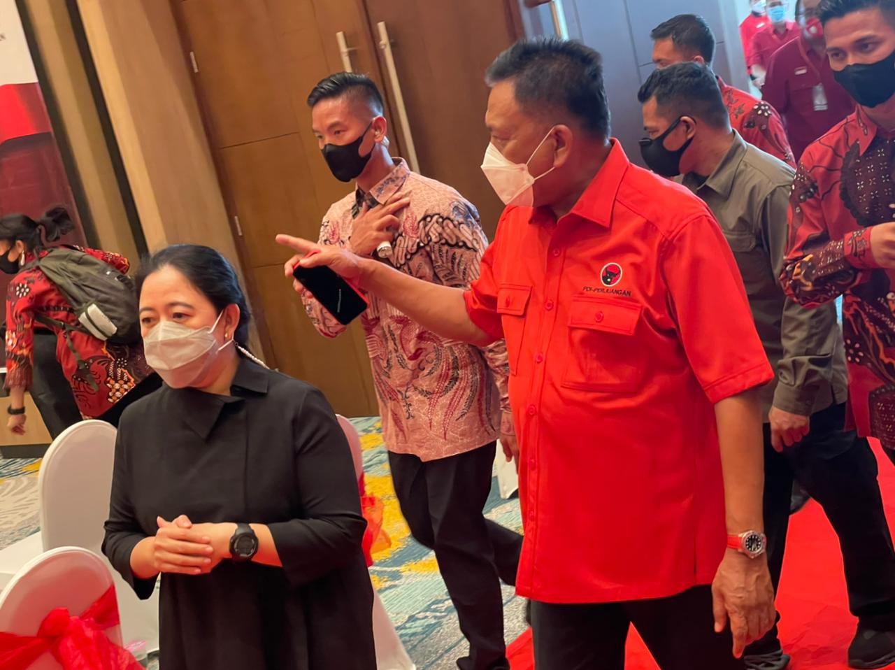 Ketua DPP PDI Perjuangan Puan Maharani didampingi Olly Dondokambey saat tiba di Hotel Luwansa Manado, Senin (7/6).