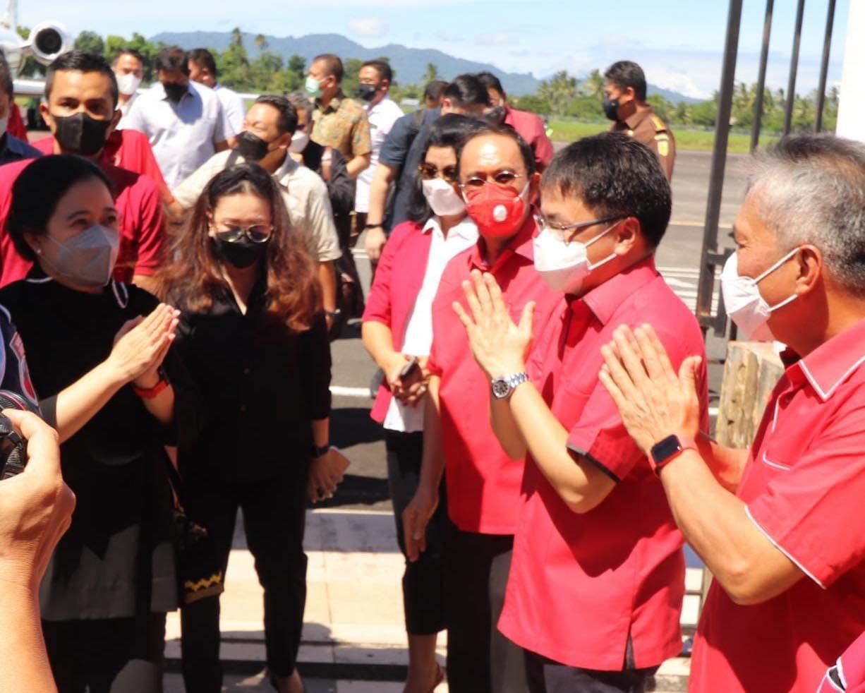 Andrei Angouw saat menjemput Puan Maharani di Manado, pekan lalu.