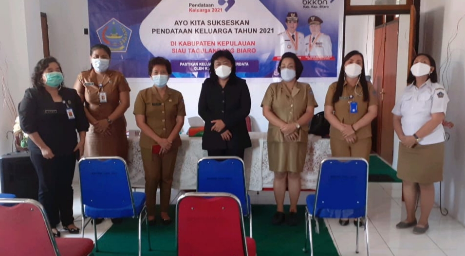 PENANGANAN: Kepala DP3AP2KB Kepulauan Sitaro Dr Ria M Papalapu saat berfoto bersama dengan jajaran. (Dewi/MP)