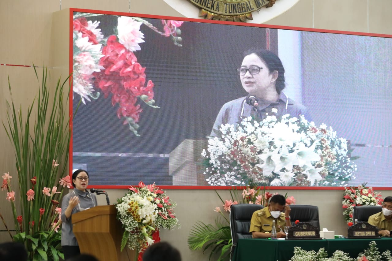 SINERGITAS: Ketua DPR RI Puan Maharani didampingi Gubernur Sulut Olly Dondokambey dan Wakil Gubernur Sulut Steven Kandouw saat melakukan tatap muka dengan Forkopimda serta bupati dan wali kota se Provinsi Sulut. (Balladewa/MP)