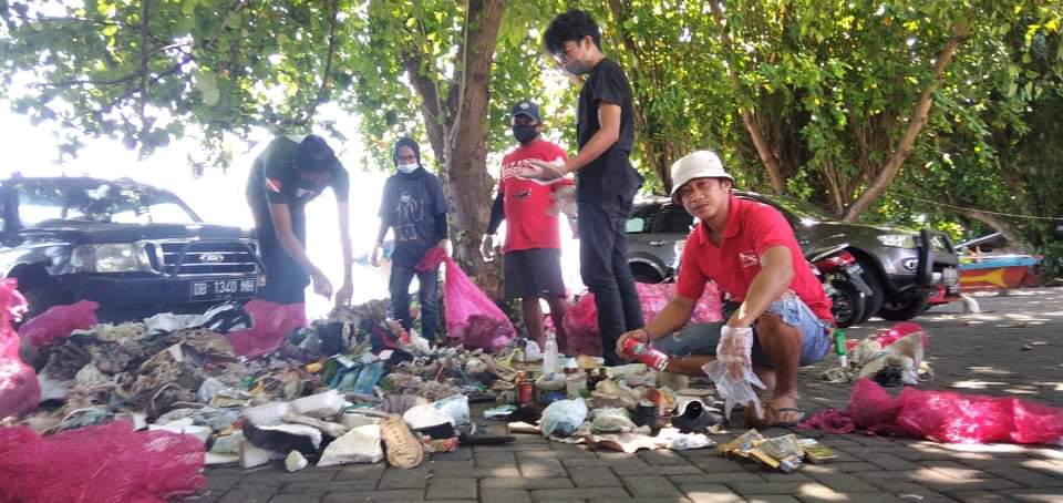 aksi bersih pantai sekaligus kampanye selamatkan laut dari sampah di kawasan pesisir pantai Malalayang, Kota Manado, Provinsi Sulawesi Utara, Selasa (8/6).