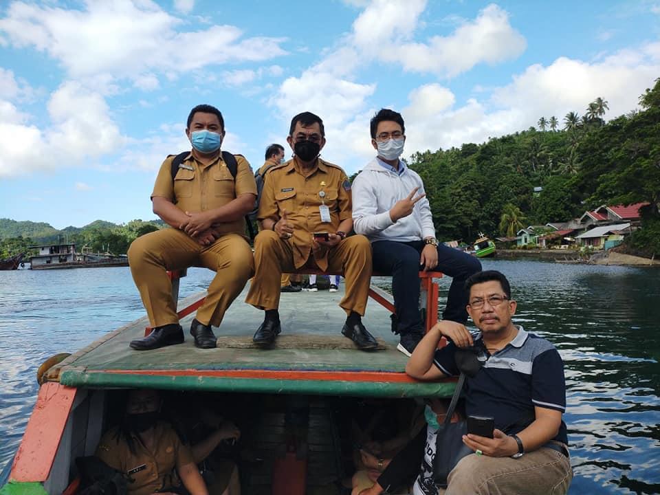Monitoring dan evaluasi tim Ditjen PAUD dan Dikdasmen di SMA N 3 yang berlokasi di Pulau Lembeh, Selasa (8/6). foto: istimewa