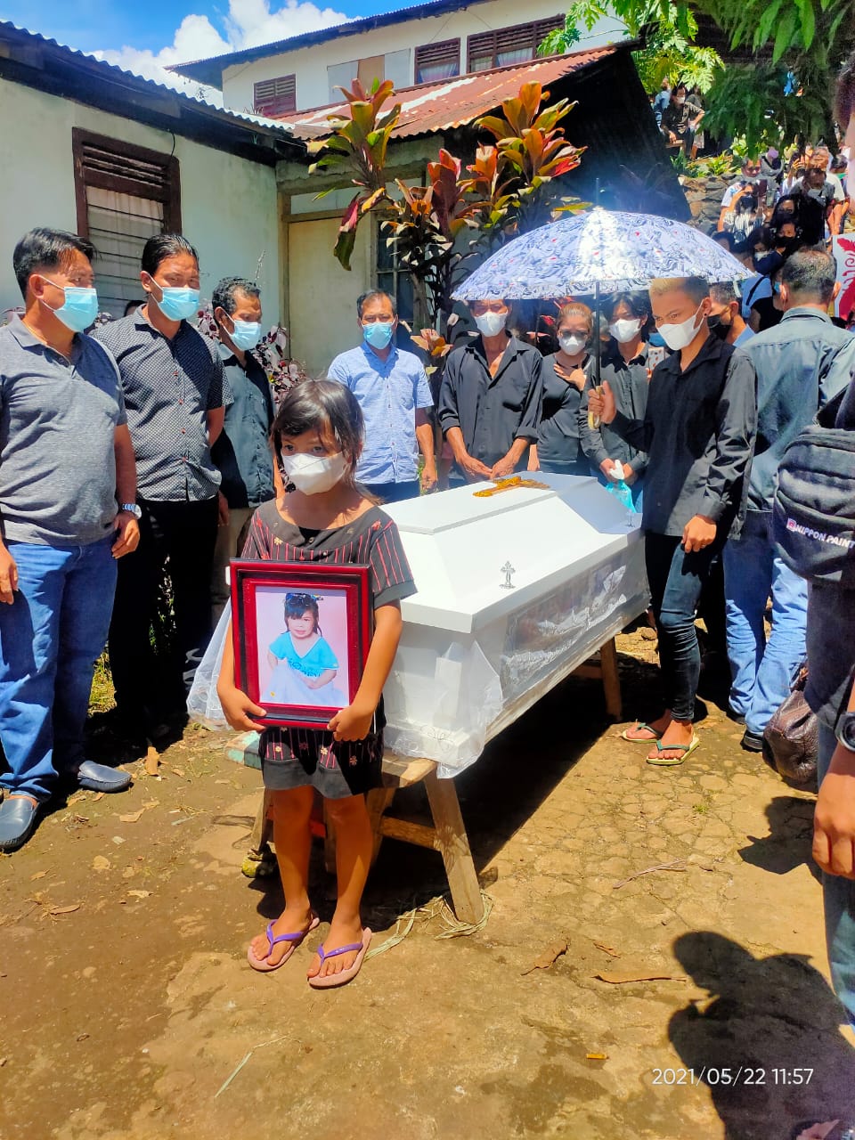 Pemakaman Marsela Sulu, yang ditemukan tak bernyawa dengan kondisi mengenaskan di Perkebunan Desa Koha, Kecamatan Mandolang, Minahasa.