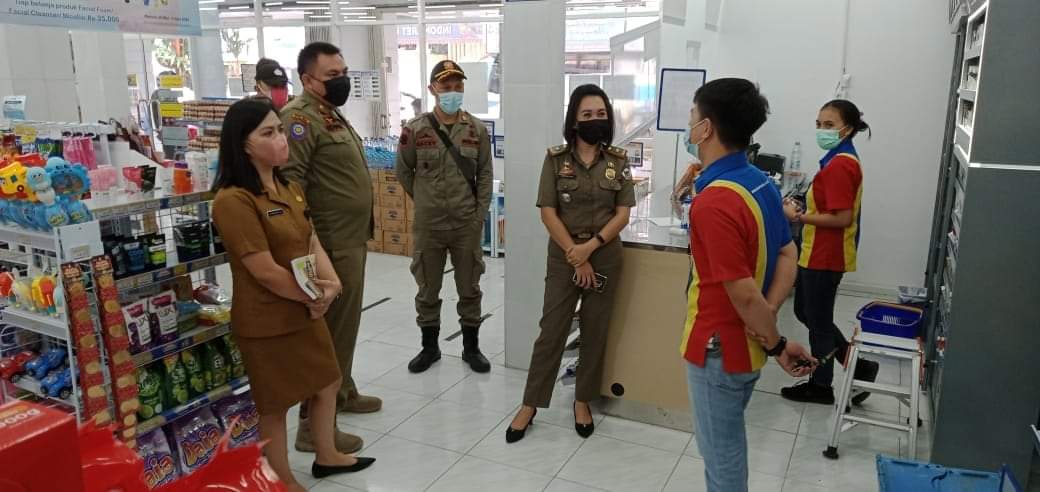 DITERTIBKAN: Gerai ritel modern di Kelurahan Kakaskasen, didatangi tim terpadu Pemkot Tomohon untuk dipertanyakan kelengkapan berkas perizinannya. Dok Istimewa