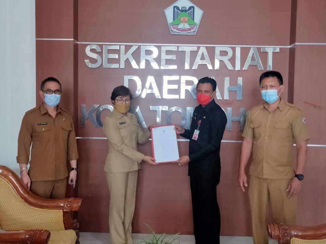 (dari kiri) Asisten Perekonomian dan Pembangunan Ir Enos Pontororing MSi, Staf Ahli Wali Kota Tomohon Bidang Ekonomi dan Pembangunan Dra Lilly Solang MM, Sekkot Tomohon Jemmy Ringkuangan AP MSi, Kabag Hukum Denny Mangundap SH, saat penyerahan SK Wali Kota