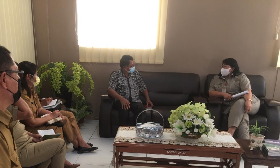 Kadis Tenaga Kerja dan Imigrasi Provinsi Sulawesi Utara Erny B Tumundo (kanan) dan Kadis Koperasi UKM dan Tenaga Kerja Talaud Ordik Rompah (tengah). (Nur Asri/MPO)