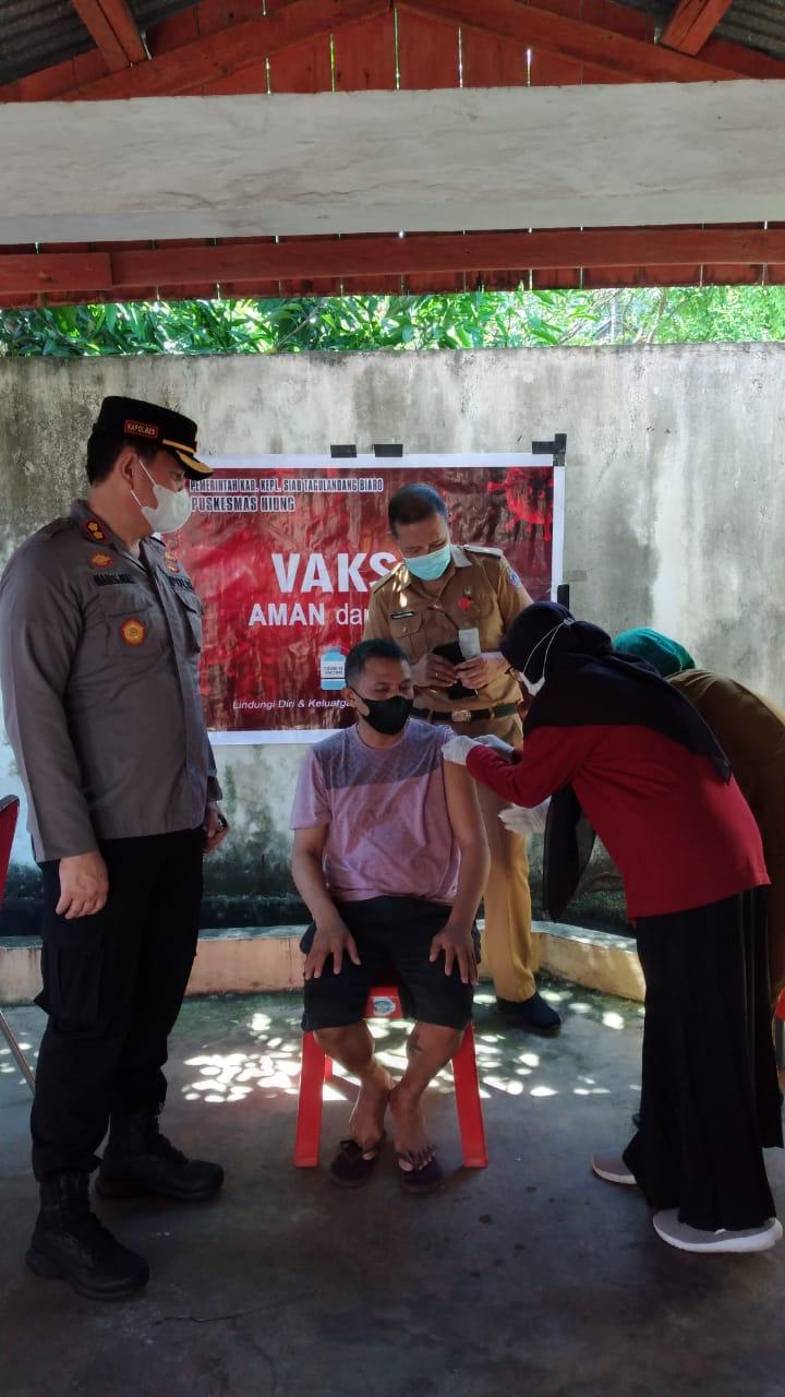 PENCEGAHAN: 400 Pedagang Pasar Ondong divaksin AztraZeneca, di Kompleks Pasar Ondong Kecamatan Siau Barat, Selasa (8/6) kemarin.  (Dewi/MP)