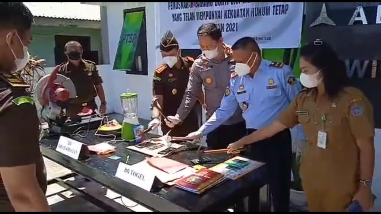 BUKTI: Kepala Kejaksaan Negeri (Kejari) Kepulauan Sitaro Aditia Aelman Ali, SH. MH melaksanakan pemusnahan barang bukti dan barang rampasan, di Halaman Kantor Kejari Sitaro, Selasa (8/6) kemarin. (Dewi/MP)