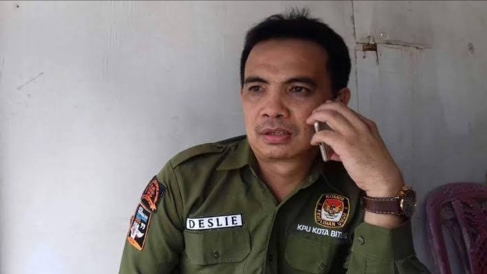 Ketua KPU Bitung, Deslie Sumampouw