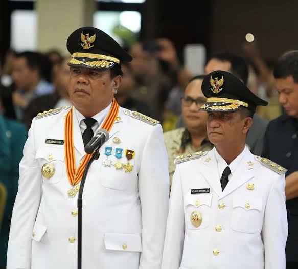 Bupati Sangihe Jabes Gaghana bersama Alm Wabup Helmud Hontong.