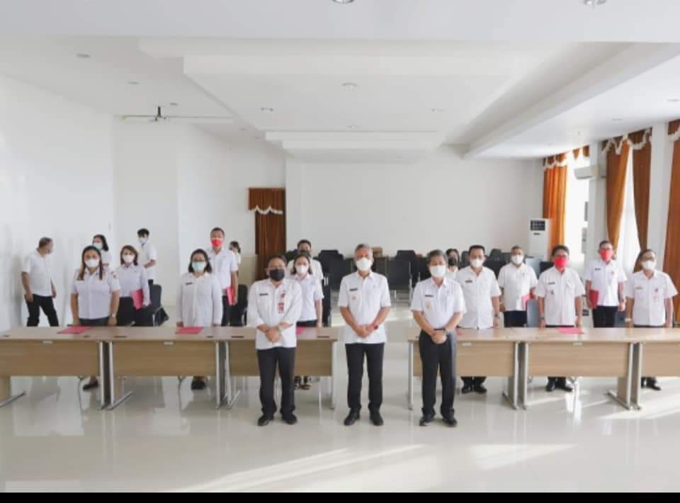 Bupati Minsel Franky Donny Wongkar bersama Wakil Bupati Petra Yani Rembang didampingi Asisten Satu Franky Tangkere usai melantik 11 ASN untuk mengisi jabatan kosong di lingkup Pemkab Minsel.