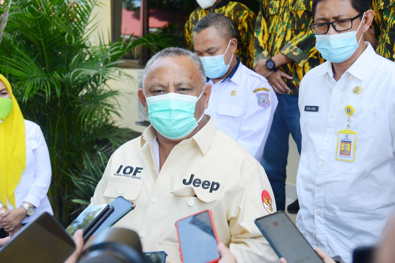 Gubernur Gorontalo Rusli Habibie saat diwawancarai usai mengadukan Adhan Dambea ke Mapolda Gorontalo, Rabu (9/6/2021). Foto: Istimewa