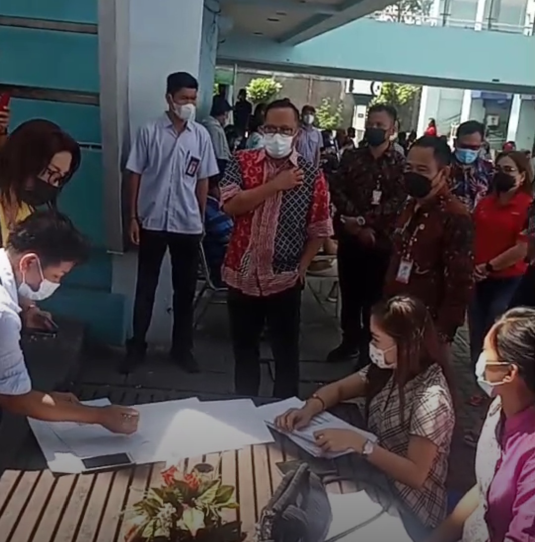 Wakil Wali Kota Manado dr Richard Sualang memantau vaksinasi