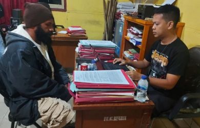Ketua I Komite Nasional Papua Barat-Organisasi Papua Merdeka (KNPB-OPM) wilayah Merauke, EKM (38) tengah menjalani pemeriksaan penyidik usai ditangkap pasukan gabungan TNI-Polri pada Rabu (9/6) malam.