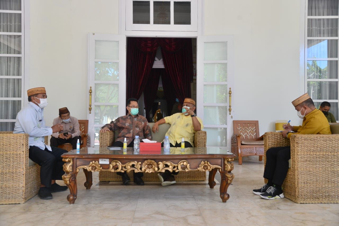 Suasana pertemuan Gubernur Gorontalo Rusli Habibie yang didampingi Sekdaprov Gorontalo Darda Daraba, Asisten II dan Kaban Keuangan Provinsi Gorontalo, dengan Kepala Kantor Perwakilan Bank Indonesia Provinsi Gorontalo Budi Widihartanto, di Rujab Gubernur K