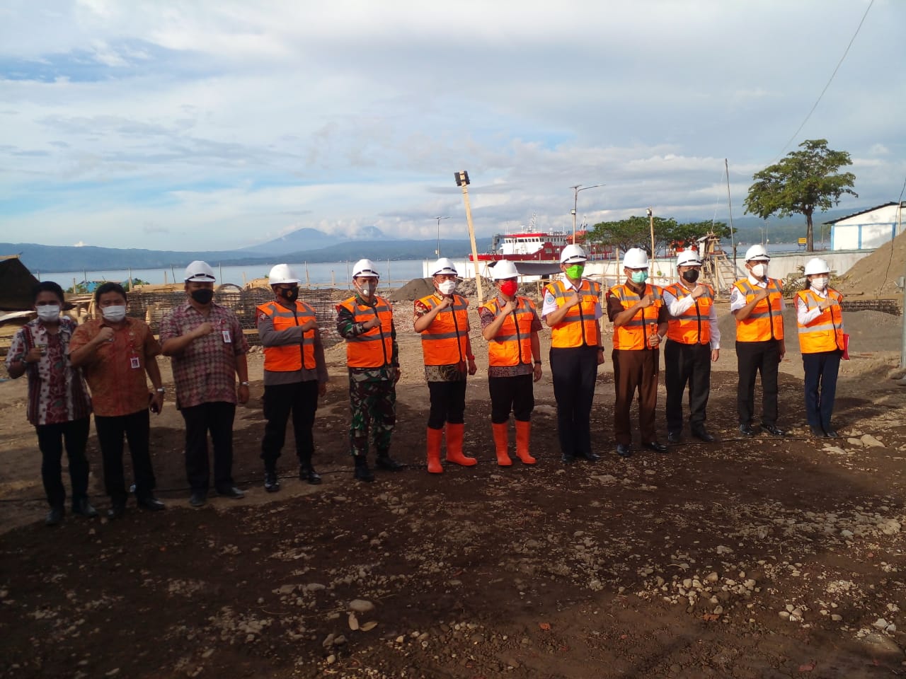Foto bersama usai bupati dan wakil bupati ibadah peletakan batu pertama pembangunan pelabuhan penyeberangan amurang