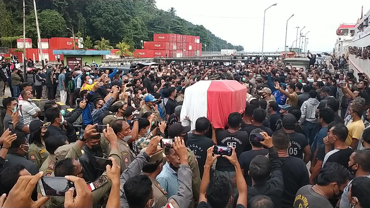 Peti jenazah Wabup Sangihe Helmud Hontong disambut ribuan warga di Pelabuhan Nusantara Tahuna, Jumat (11/6) subuh. (Sriwani/Manado Post)
