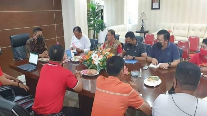 Wakil Wali Kota Bitung Hengky Honandar saat memimpin rapat percepatan vaksinasi