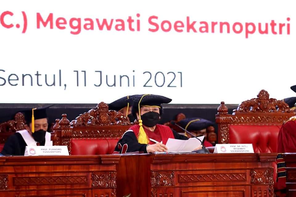 Megawati Soekarnoputri saat orasi dalam pengukuhan sebagai Profesor Kehormatan atau Guru Besar Tidak Tetap Ilmu Pertahanan Bidang Kepemimpinan Strategik Universitas Pertahanan, Jumat (11/06/2021. (Foto FB PDIP Perjuangan)
