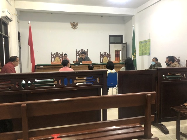 Suasana sidang Pra Peradilan penetapan tersangka EK atas kasus dugaan pelecehan seksual terhadap anak di bawah umur yang digelar di PN Airmadidi, Jumat (11/6).