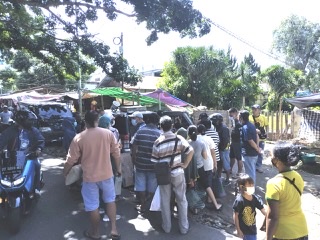 Kerumunan orang di seputaran Pasar Airmadidi berpotensi memunculkan cluster baru penyebaran Covid-19.