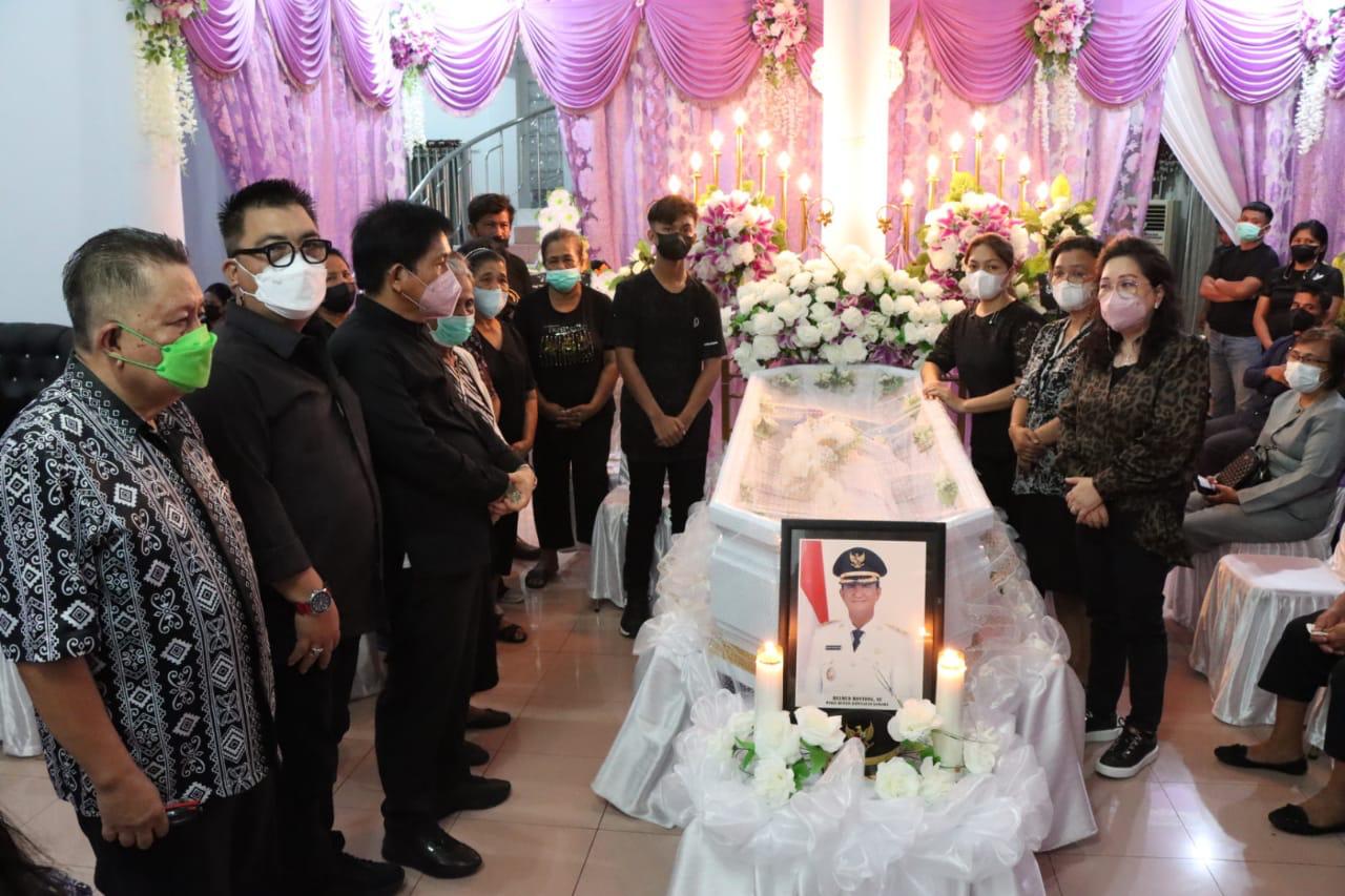 TURUT BERDUKA: Ketua DPRD Sulawesi Utara (Sulut) dr Fransiscus Silangen dan istri Rini Tamuntuan (Keluarga Silangen-Tamuntuan) melayat di rumah duka Alm Helmud Hontong.