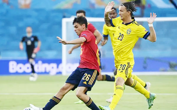 Pedri Spanyol, kiri, dinobatkan sebagai pemain muda terbaik EURO. Foto: Pierre Philippe Marcou/AP Photo