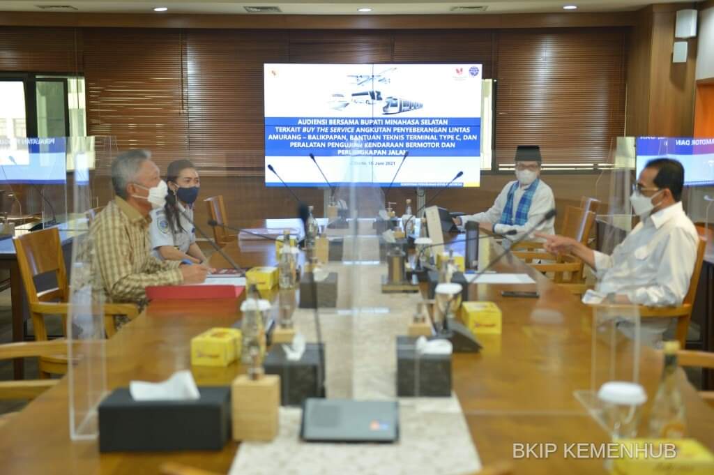 Bupati Minsel Franky Donny Wongkar didampingi Kadis Perhubungan Vera Lasut saat menyampaikan sejumlah usulan langsung ke Menhub Budi Karya.