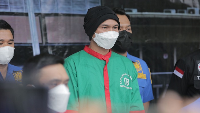 Musisi Erdian Aji Prihartanto alias Anji saat jumpa pers di Polres Metro Jakarta Barat, Jakarta, Rabu (16/6). (Imam Husein/Jawa Pos)
