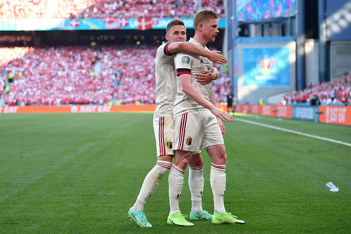 Kevin De Bruyne (kanan) dan Thorgan Hazard. Foto: Twitter@EURO2020