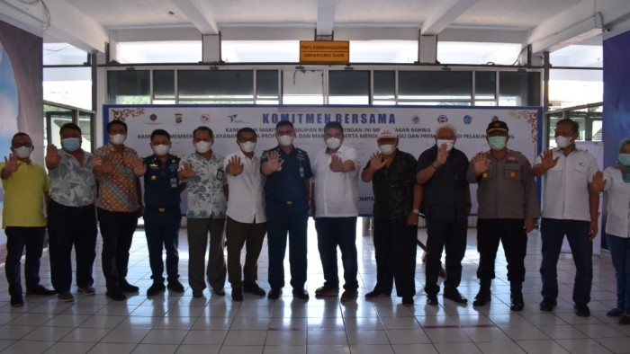Insan pelabuhan di Bitung saat melakukan deklarasi tolak pungli Kamis (17/6)