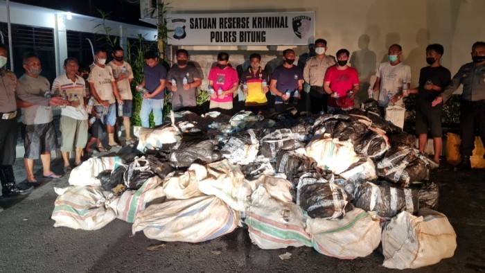 Ribuan botol captikus yang diamankan Satreskr Polres Bitung