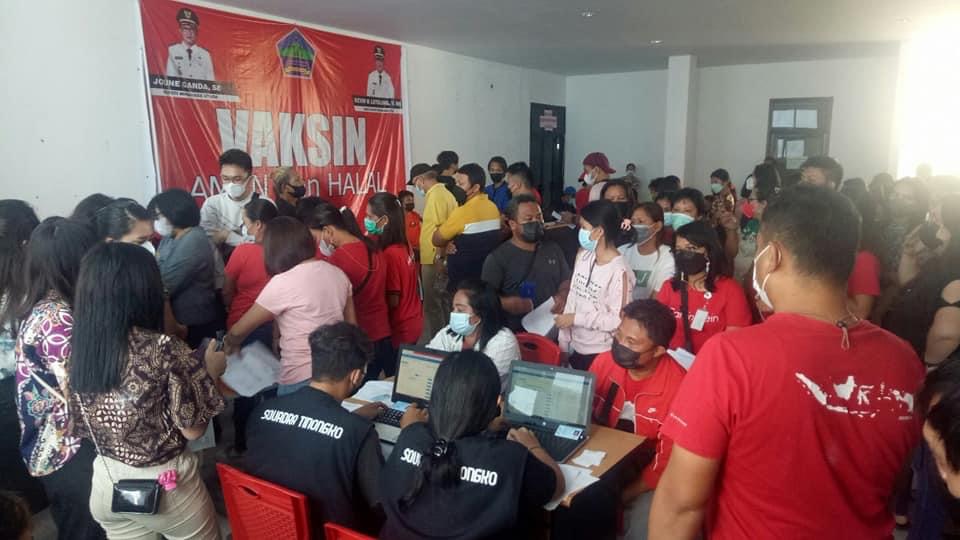 Warga berbondong-bondong untuk divaksin di RSUD Maria Walanda Maramis, Kamis (24/6). Tampak kerumunan masyarakat memadati lokasi vaksinasi.